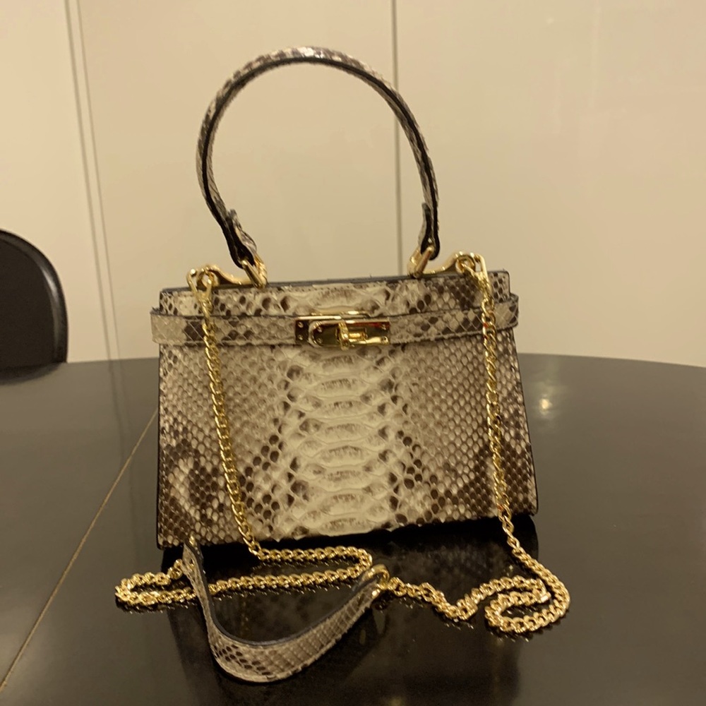 Pinotti. Forte dei Marmi. Made entity by hand. 100% made in Italy. Leather